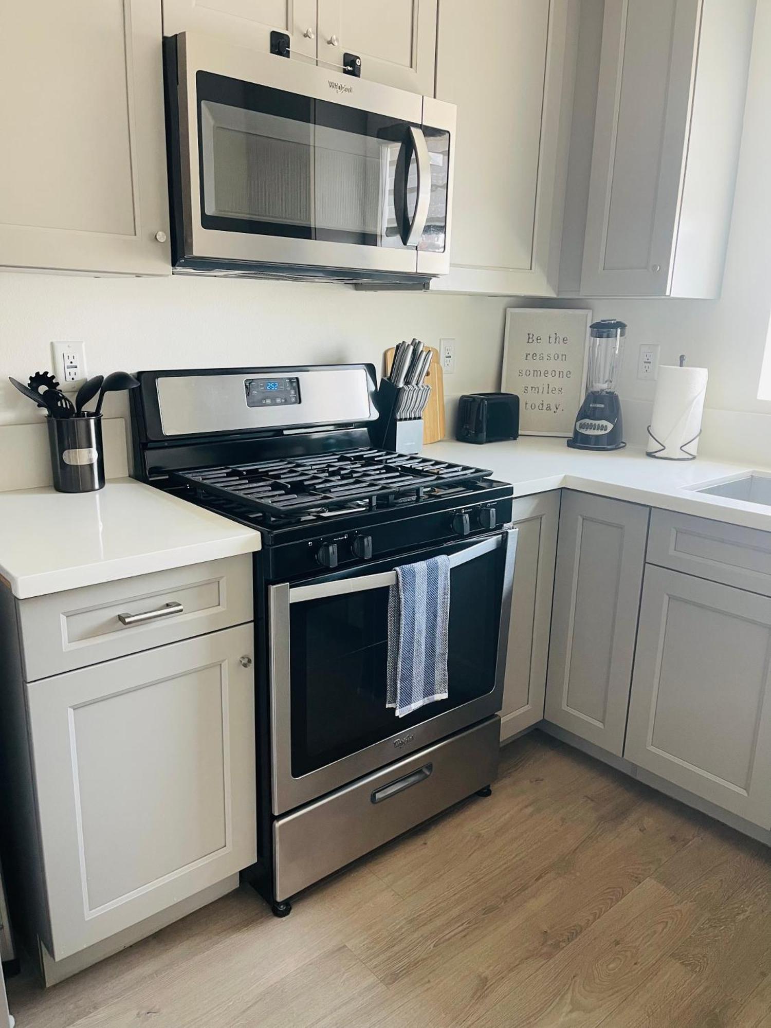 1 Bedroom 1 Bathroom Near Crypto Center Apartment *